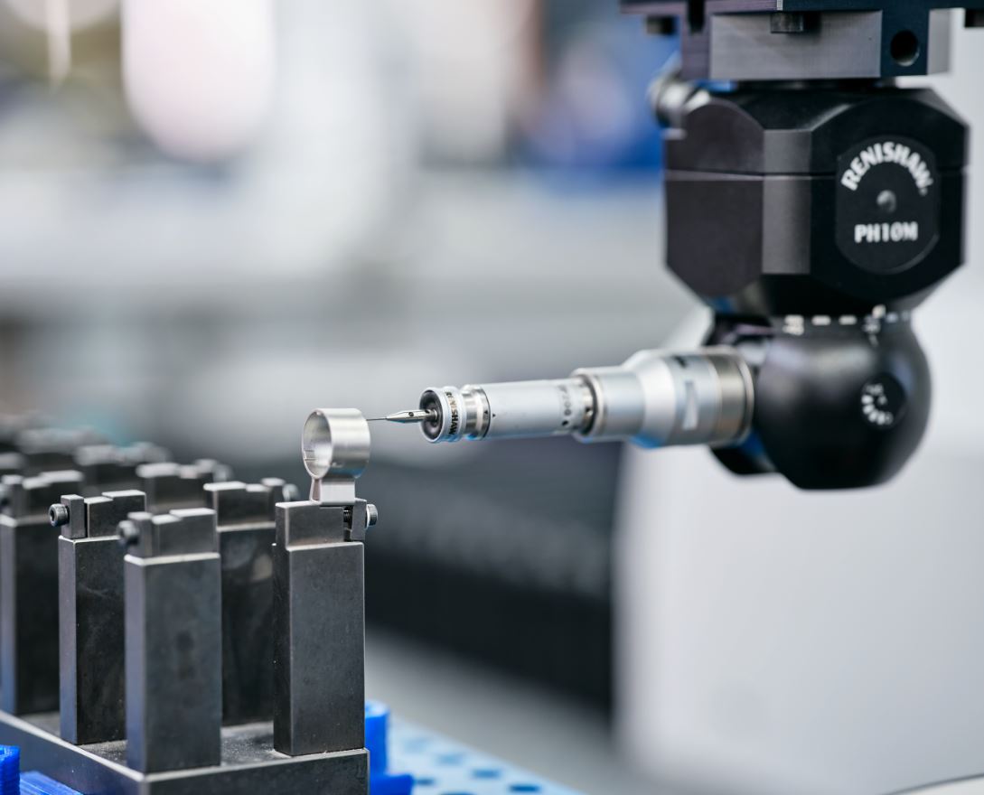 Abb.1: mit modernen Messmaschinen wird die Genauigkeit und Qualität von MIM-Komponenten sichergestellt